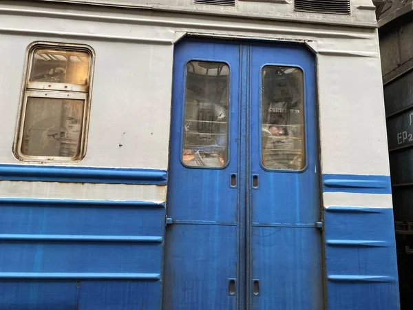 Lviv, Ucrânia 02.26.2022 - Refugiados e pessoas deslocadas de toda a Ucrânia fogem da invasão russa. As pessoas estão indo na direção da Polônia. — Fotografia de Stock