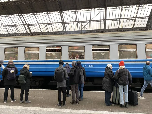 Lviv, Ucrânia 02.26.2022 - Refugiados e pessoas deslocadas de toda a Ucrânia fogem da invasão russa. As pessoas estão indo na direção da Polônia. — Fotografia de Stock