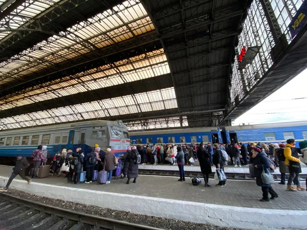 Lviv, Ucrania 02.26.2022 - Refugiados y desplazados de toda Ucrania huyen de la invasión rusa. La gente va en dirección a Polonia. — Foto de Stock