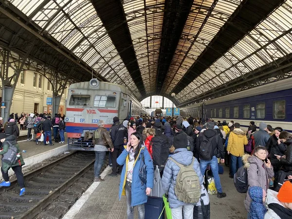 Lviv, Ucrânia 02.26.2022 - Refugiados e pessoas deslocadas de toda a Ucrânia fogem da invasão russa. As pessoas estão indo na direção da Polônia. — Fotografia de Stock