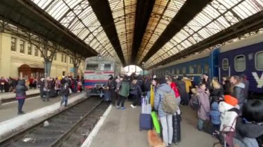 Lviv, Ukrayna 02.26.2022 - Ukrayna 'nın dört bir yanından mülteciler ve yerlerinden edilmiş insanlar Rus işgalinden kaçıyorlar. İnsanlar Polonya 'ya doğru gidiyor..