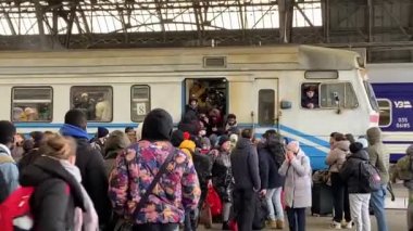 Lviv, Ukrayna 02.26.2022 - Ukrayna 'nın dört bir yanından mülteciler ve yerlerinden edilmiş insanlar Rus işgalinden kaçıyorlar. İnsanlar Polonya 'ya doğru gidiyor..