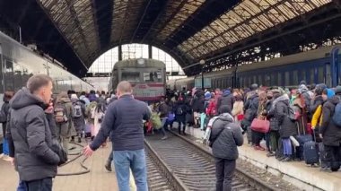 Lviv, Ukrayna 02.26.2022 - Ukrayna 'nın dört bir yanından mülteciler ve yerlerinden edilmiş insanlar Rus işgalinden kaçıyorlar. İnsanlar Polonya 'ya doğru gidiyor..