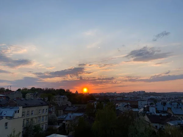 Batı Ukrayna 'daki modern şehir Lviv antik Avrupa mimarisine sahip. — Stok fotoğraf
