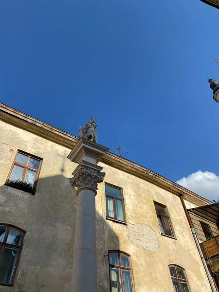 Den moderna staden Lviv i västra Ukraina med antik europeisk arkitektur — Stockfoto