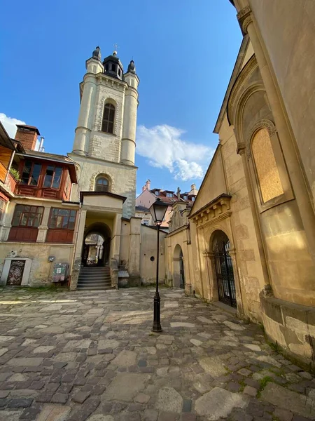 La ciudad moderna de Lviv en el oeste de Ucrania con la arquitectura europea antigua —  Fotos de Stock