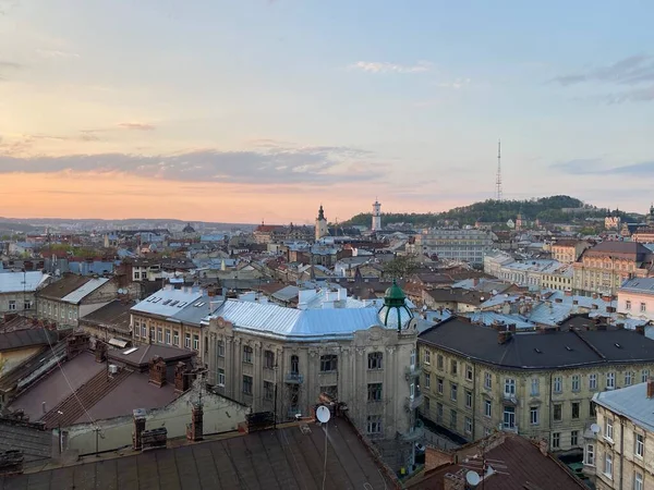 La ciudad moderna de Lviv en el oeste de Ucrania con la arquitectura europea antigua — Foto de Stock