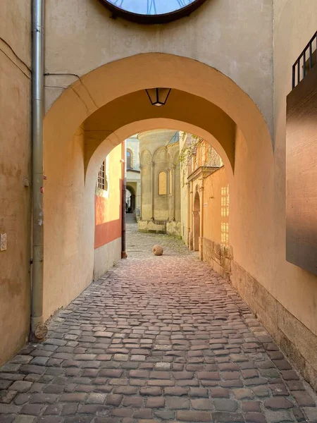 A cidade moderna de Lviv, no oeste da Ucrânia, com arquitetura europeia antiga — Fotografia de Stock