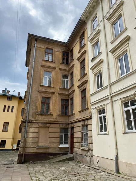 Den moderna staden Lviv i västra Ukraina med antik europeisk arkitektur — Stockfoto