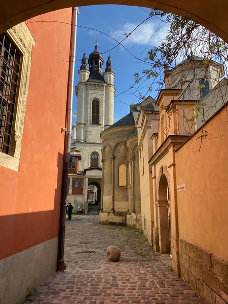 La moderna città di Leopoli in Ucraina occidentale con l'antica architettura europea — Foto Stock