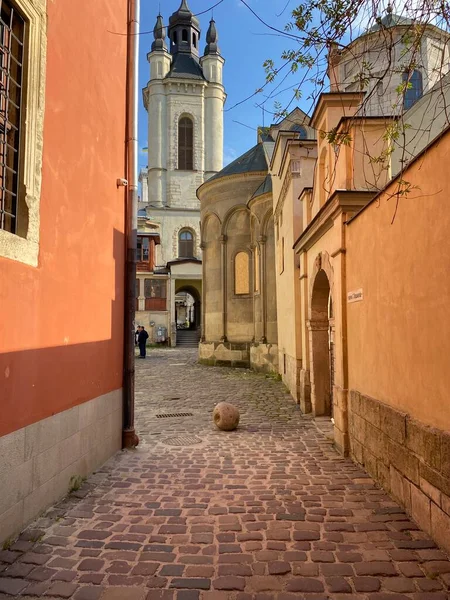 La ciudad moderna de Lviv en el oeste de Ucrania con la arquitectura europea antigua —  Fotos de Stock