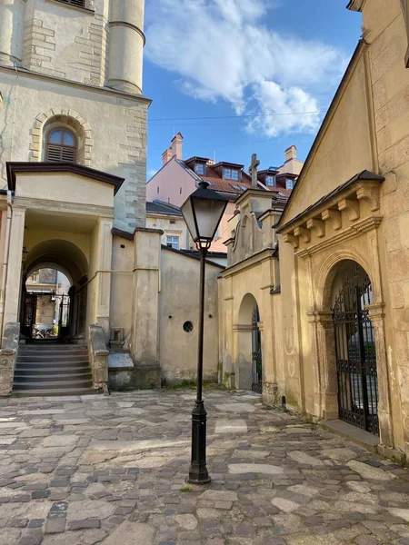 La ciudad moderna de Lviv en el oeste de Ucrania con la arquitectura europea antigua —  Fotos de Stock