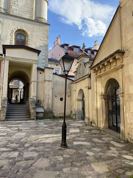 A cidade moderna de Lviv, no oeste da Ucrânia, com arquitetura europeia antiga — Fotografia de Stock