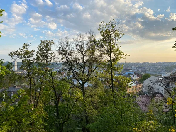 Batı Ukrayna 'daki modern şehir Lviv antik Avrupa mimarisine sahip. — Stok fotoğraf