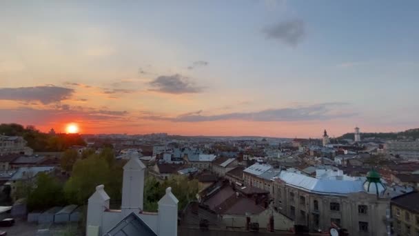A cidade moderna de Lviv, no oeste da Ucrânia, com arquitetura europeia antiga — Vídeo de Stock