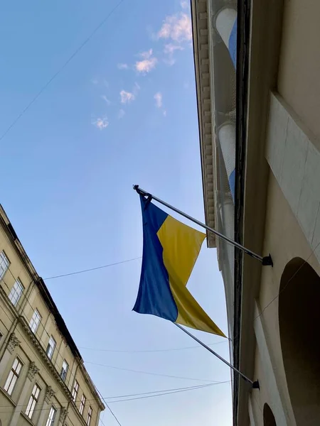 Flaga ukraińska na fasadzie starego budynku we Lwowie — Zdjęcie stockowe