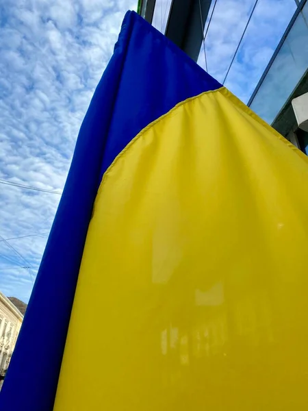 Ukrajinská vlajka na fasádě staré budovy ve Lvově — Stock fotografie