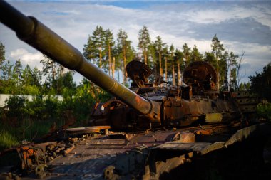 2022 'de Ukrayna' daki Rus ordusunun modern tankı yok edildi ve yakıldı.