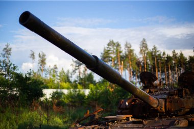 2022 'de Ukrayna' daki Rus ordusunun modern tankı yok edildi ve yakıldı.