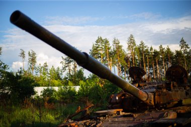 2022 'de Ukrayna' daki Rus ordusunun modern tankı yok edildi ve yakıldı.