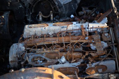 2022 'de Ukrayna' daki Rus ordusunun modern tankı yok edildi ve yakıldı.