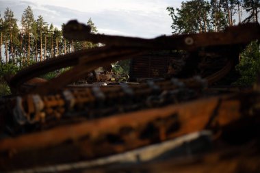 2022 'de Ukrayna' daki Rus ordusunun modern tankı yok edildi ve yakıldı.