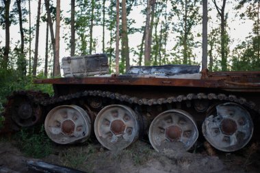 2022 'de Ukrayna' daki Rus ordusunun modern tankı yok edildi ve yakıldı.