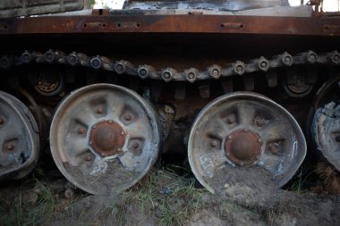 2022 'de Ukrayna' daki Rus ordusunun modern tankı yok edildi ve yakıldı.