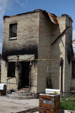 Rusya 'nın Ukrayna' yı işgali sırasında çıkan yangın ve topçu ateşi sonrasında yıkılan evler.