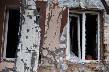 Rusya 'nın Ukrayna' yı işgali sırasında çıkan yangın ve topçu ateşi sonrasında yıkılan evler.