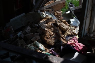 Rusya 'nın Ukrayna' yı işgali sırasında çıkan yangın ve topçu ateşi sonrasında yıkılan evler.