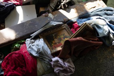 Rusya 'nın Ukrayna' yı işgali sırasında çıkan yangın ve topçu ateşi sonrasında yıkılan evler.