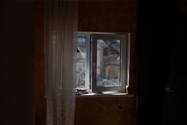 Rusya 'nın Ukrayna' yı işgali sırasında çıkan yangın ve topçu ateşi sonrasında yıkılan evler.