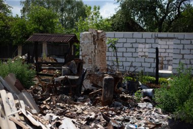 Rusya 'nın Ukrayna' yı işgali sırasında çıkan yangın ve topçu ateşi sonrasında yıkılan evler.