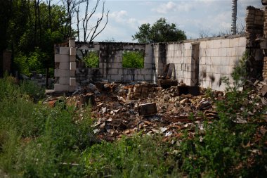 Rusya 'nın Ukrayna' yı işgali sırasında çıkan yangın ve topçu ateşi sonrasında yıkılan evler.
