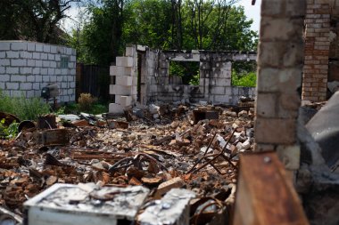 Rusya 'nın Ukrayna' yı işgali sırasında çıkan yangın ve topçu ateşi sonrasında yıkılan evler.
