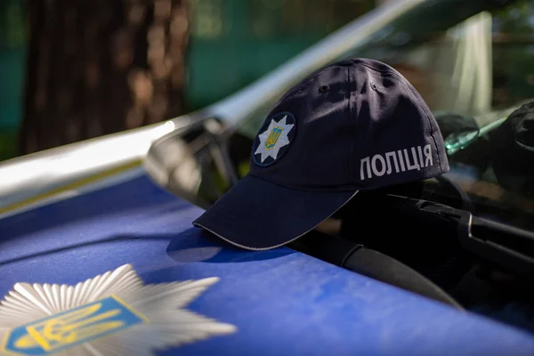 Ukrayna polisi ve polis departmanlarının logosu ile işaretli polis şapkası.