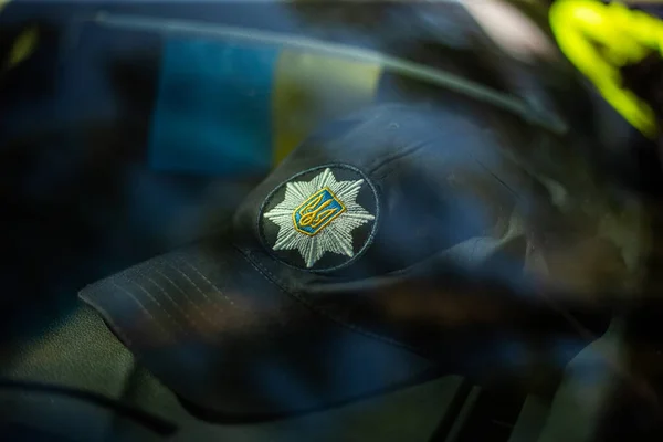 ウクライナ語で警察に署名し 警察署のロゴを持つ警察官の帽子 — ストック写真
