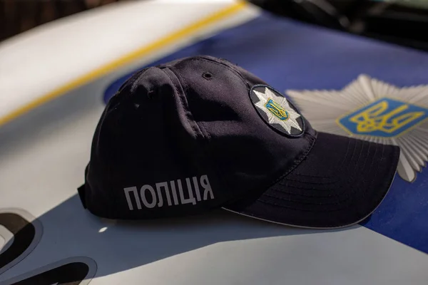 Ukrayna polisi ve polis departmanlarının logosu ile işaretli polis şapkası.