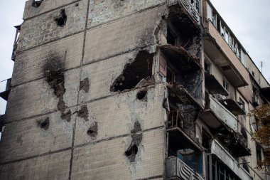 2022 yılında Rusya 'nın Ukrayna' yı işgalinden sonra Irpen 'deki yerleşim binaları yıkıldı ve hasar gördü.