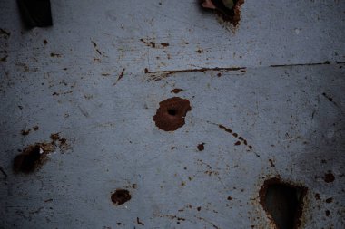 Kyiv bölgesindeki Irpin şehrinin bombalanması ve bombalanması sırasında parçalardan ve köpekbalıklarından delikler açıldı.