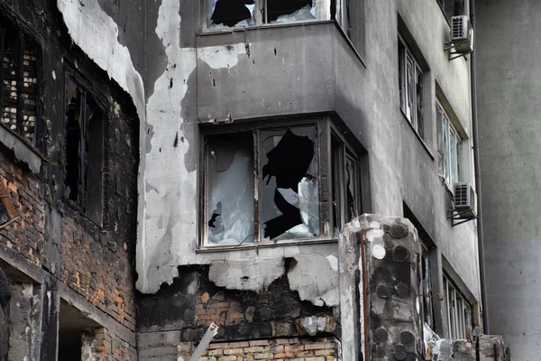 ウクライナのロシア侵攻後のキエフ地域のブチャ市内の住宅ビルの壊れた窓 — ストック写真