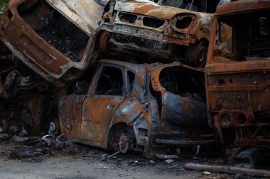 Gostomel, Kiev bölgesinde bir grup hurda ve yanmış sivil araba.