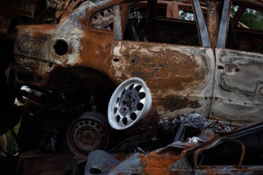 Gostomel, Kiev bölgesinde bir grup hurda ve yanmış sivil araba.