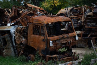 Gostomel, Kiev bölgesinde bir grup hurda ve yanmış sivil araba.