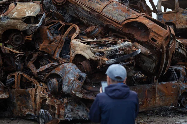 キエフ地方のゴストメル市で多くの破壊され焼かれた民間車 — ストック写真