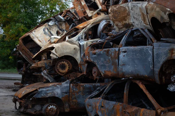 Куча Разбитых Сожженных Гражданских Машин Городе Гостомель Киевской Области — стоковое фото