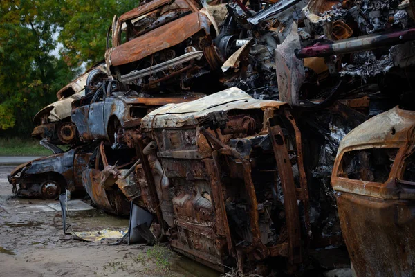 キエフ地方のゴストメル市で多くの破壊され焼かれた民間車 — ストック写真