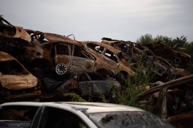 Gostomel, Kiev bölgesinde bir grup hurda ve yanmış sivil araba.