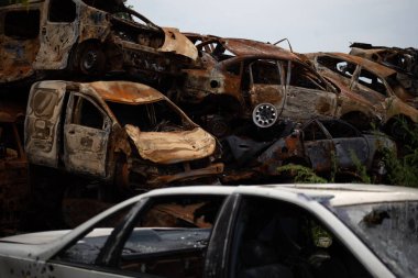 Gostomel, Kiev bölgesinde bir grup hurda ve yanmış sivil araba.